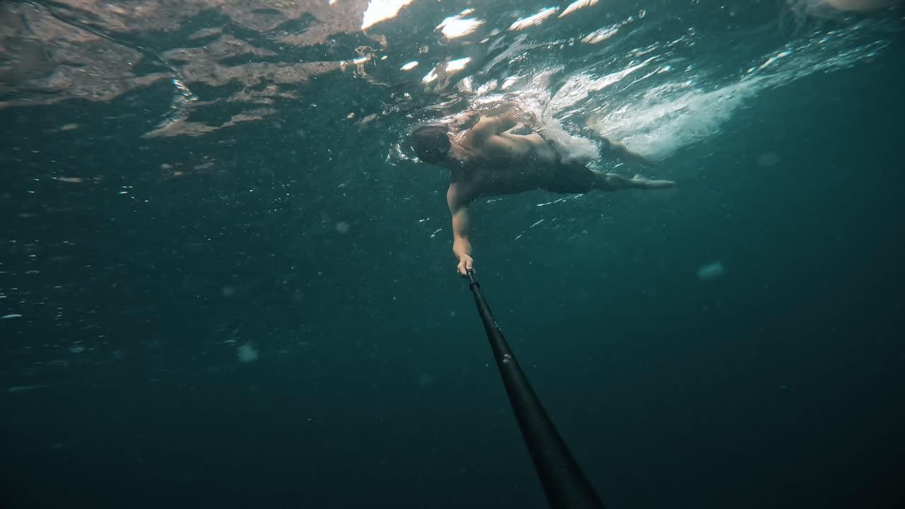 Man Snorkeling Gets Stung by Jellyfish